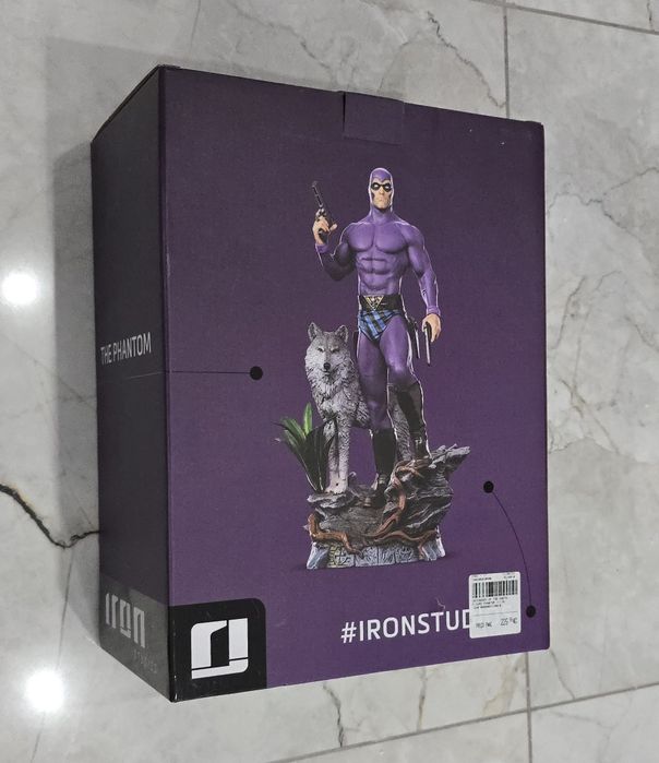 Caixa e esferovite da estátua The Phantom , Iron Studios
