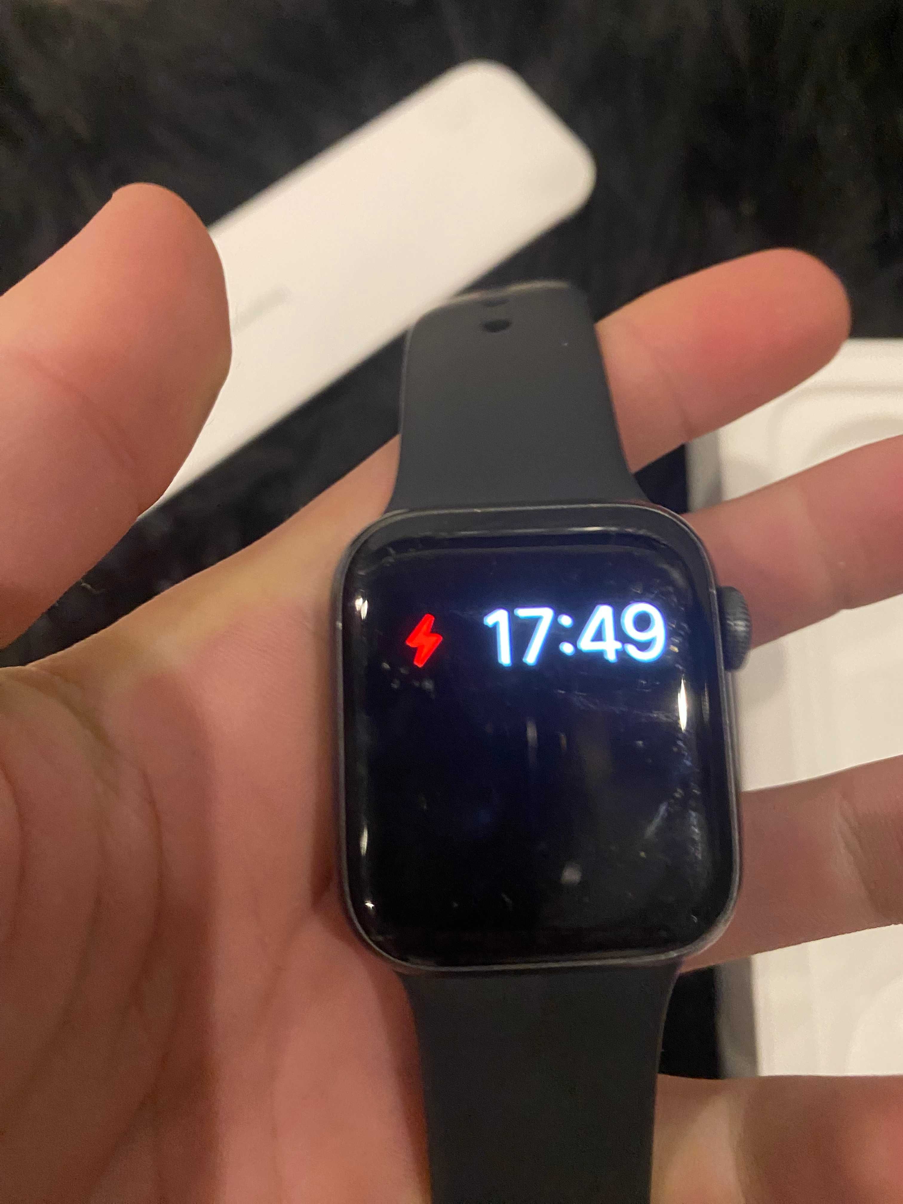 Apple Watch series 4 40mm Space Gray Aluminum Black sport Band (GPS)