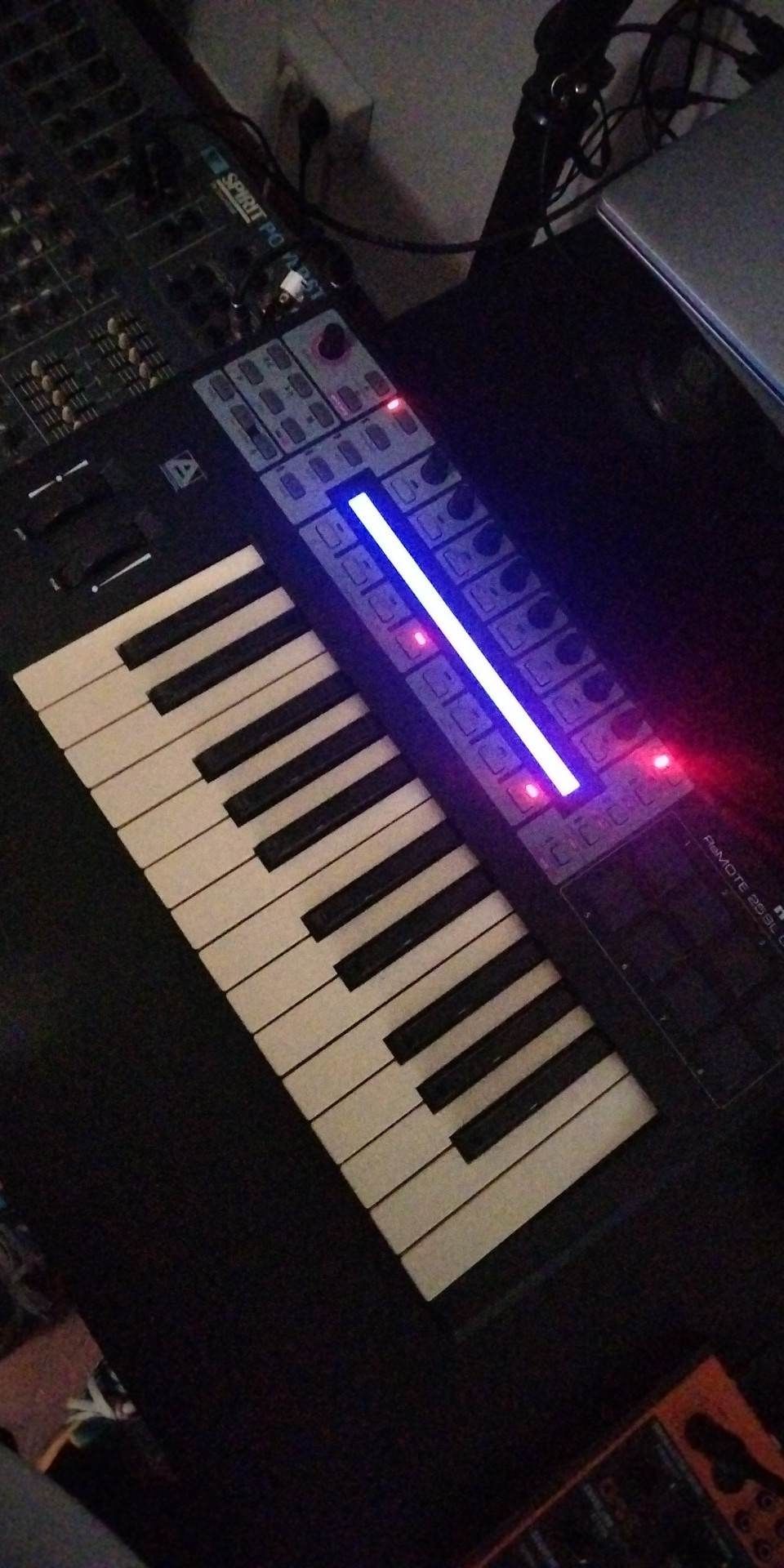 Teclado midi Novation Remote 25sl