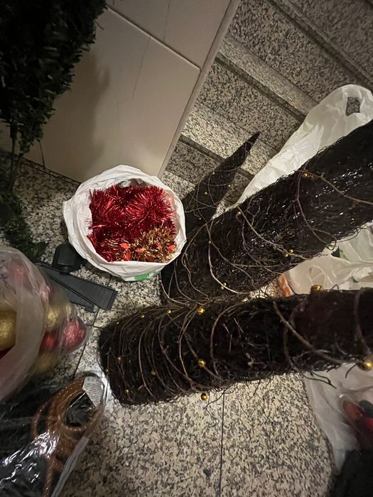 Árvore de Natal com luzes, bolas e fitas