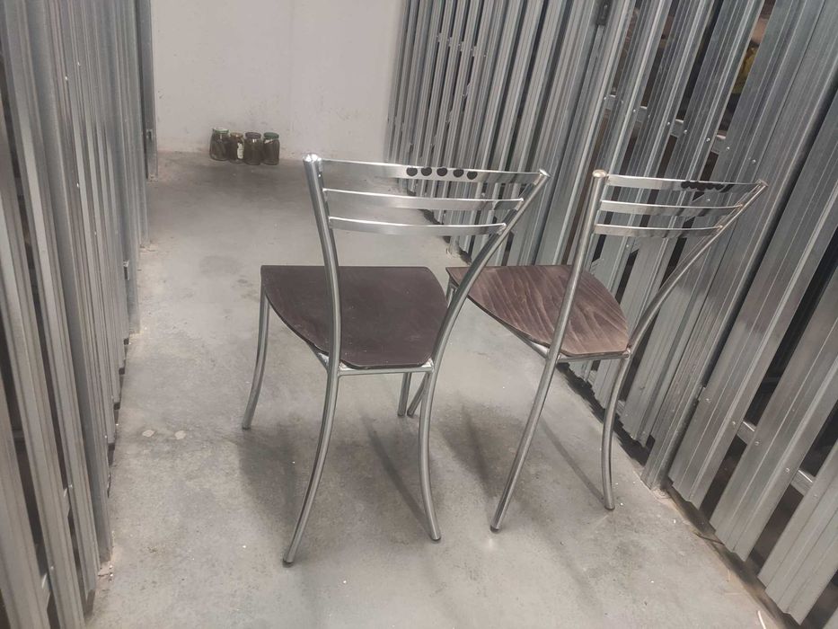Krzesła metalowo-drewniane (2szt: stabilne)+Krzesełko IKEA dla dziecka