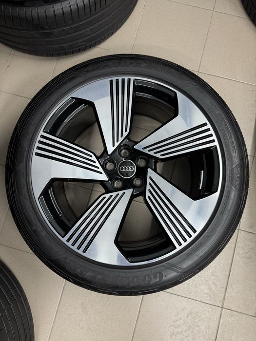 Оригінальний комлект AUDI E-TRON,265/45/21на літніх,шинах GOOD YEAR F1
