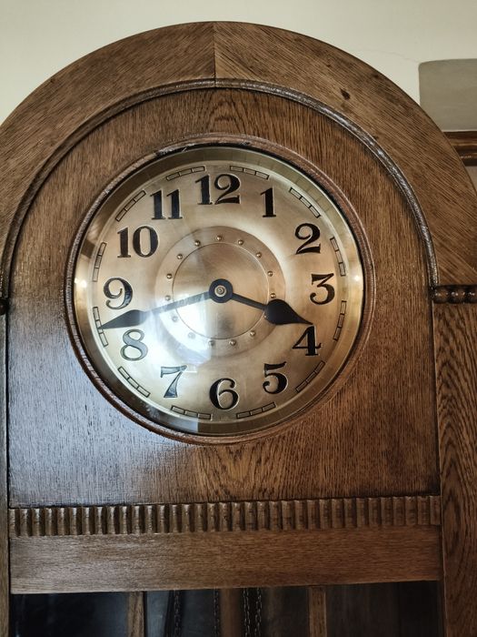 Zadbany zegar stojący