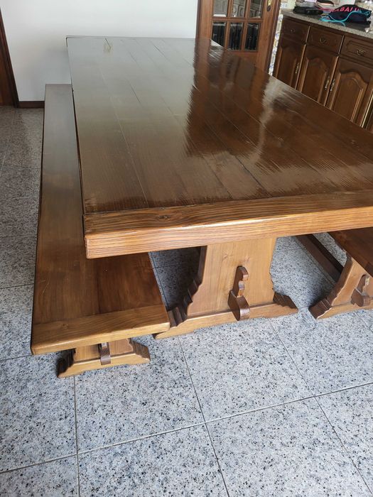Grande mesa com bancos
