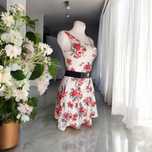 Krótka sukienka damska w kwiaty H&M z motywem róż