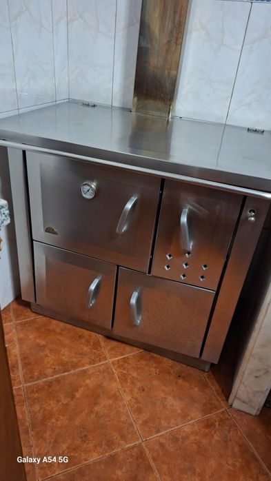 Fogão de ferro em muito bom estado.