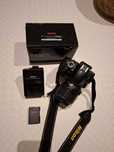 Nikon 3100D com objetiva 18.35mm e carregador