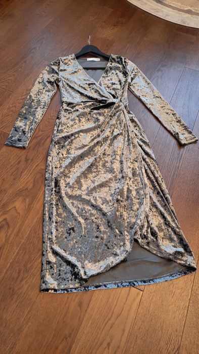 Mango Kopertowa sukienka welurowa midi khaki xs