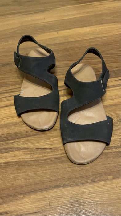 Damskie sandały zapinane na rzep