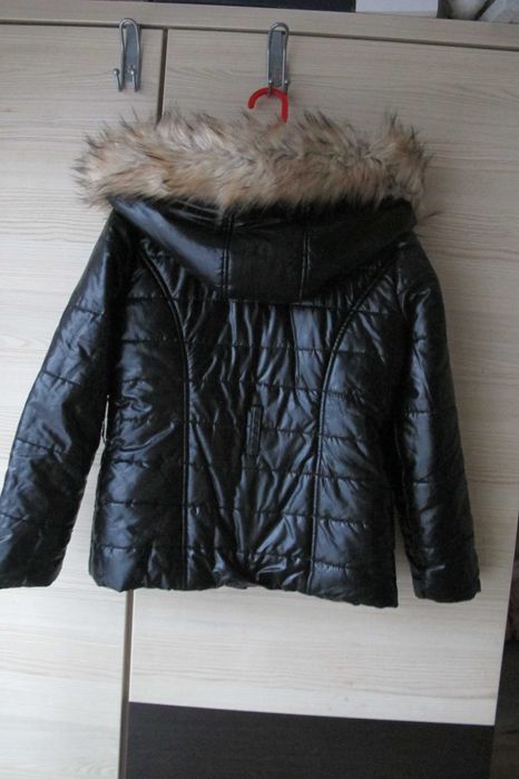 czarna kurtka 140 dziewczynka taliowana kaptur ciepła zimowa zapinana