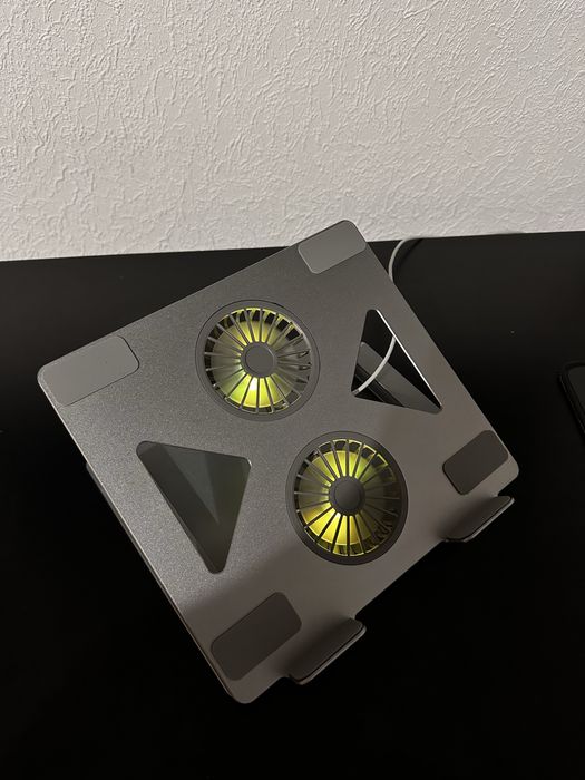 Продам підставку для ноутбуку з охолодженням.