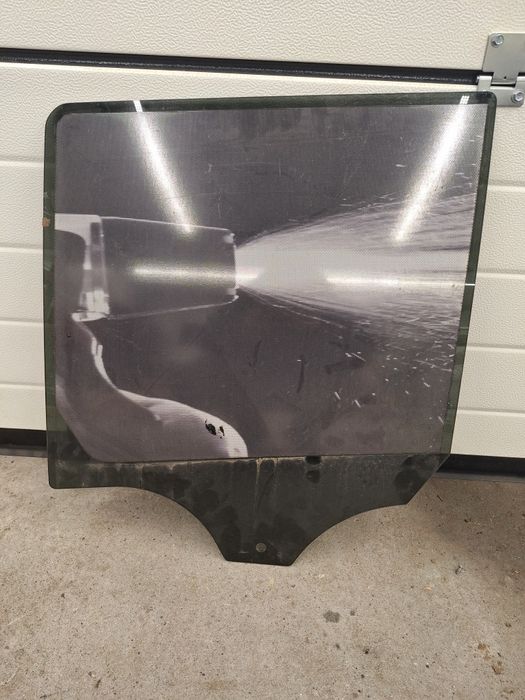 Ford Transit - Tourneo Connect  Lewa strona Szyba drzwi tylnych