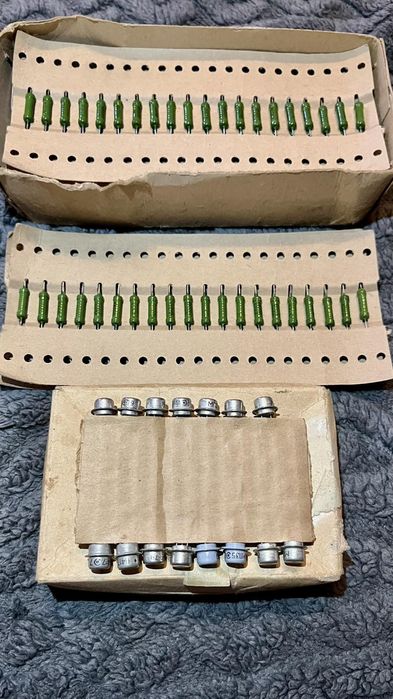 Набор транзисторов и резисторов.