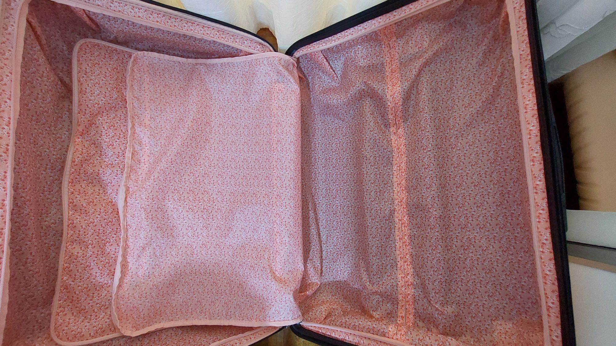 Mala viagem cor Rosa claro. Usada uma vez