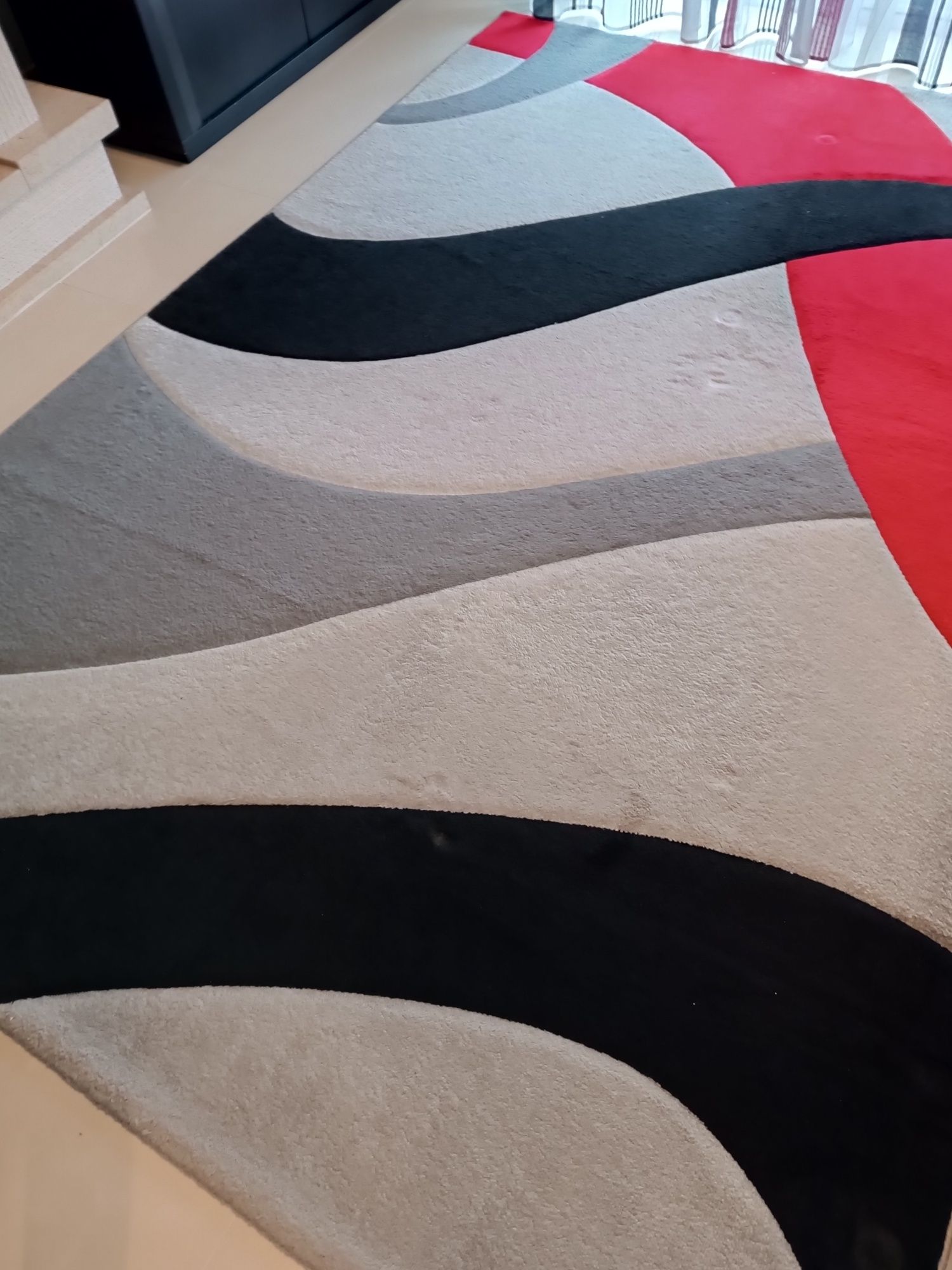 Tapete em tons de vermelho, preto e cinza