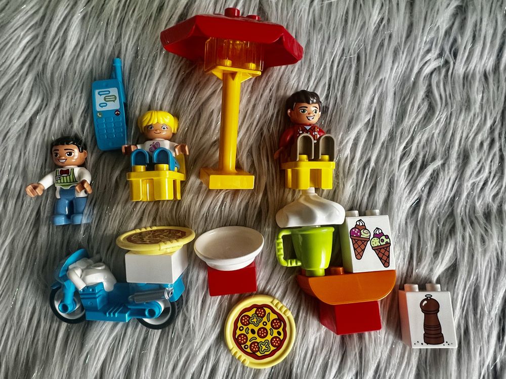 Dwa zestawy Lego DUPLO, pociag z cyferkami  10847 oraz pizzeria 10834