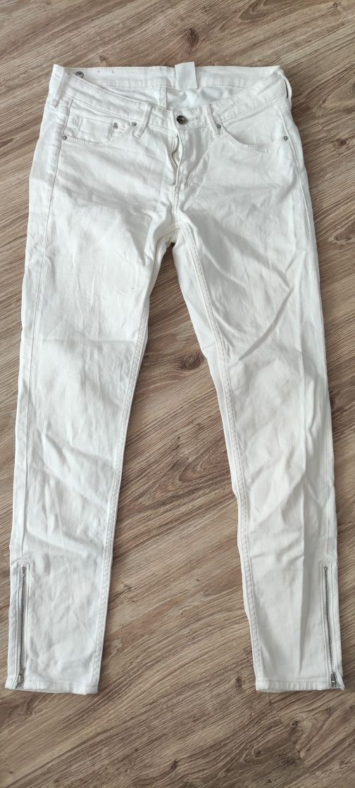 Białe jeansy skinny.