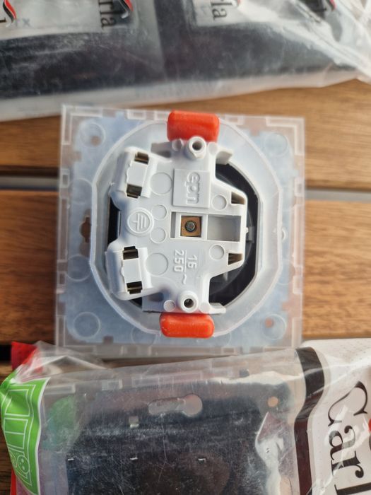Gniazdko elektryczne epn Carla,  z klapką,  czarne 3 sztuki