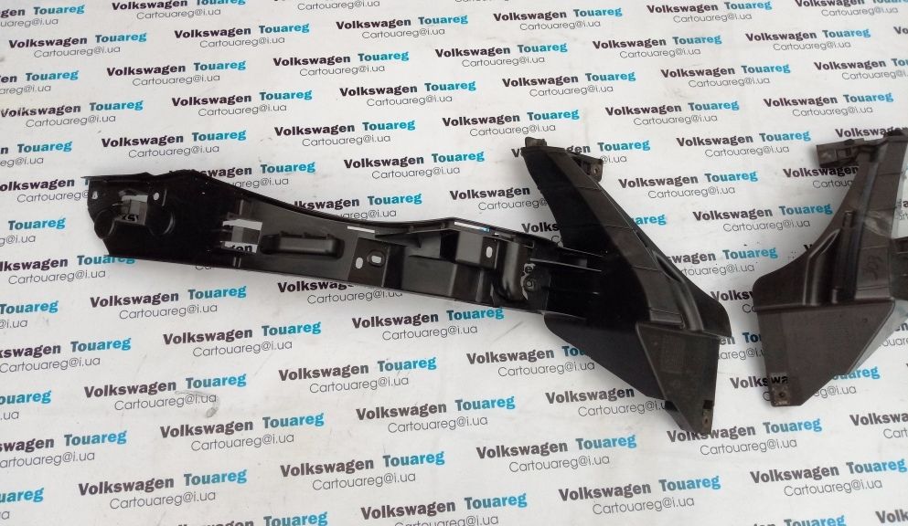 Направляющая переднего бампера Volkswagen Touareg кронштейн крепление