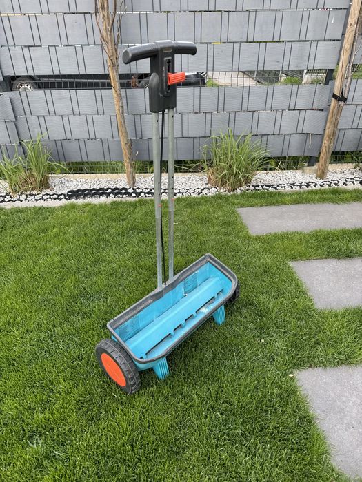 Siewnik do trawy nawozów Gardena