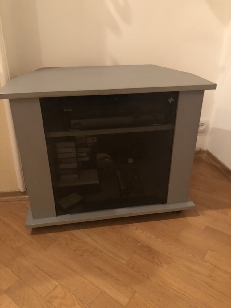 Продам тумбу под ТВ. Ширина-69см. Глубина-45см.