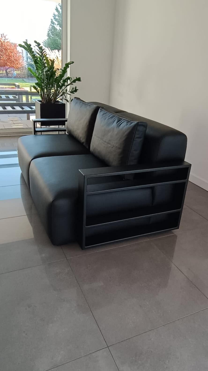 Sofa 2 modułowa czarna skóra naturalna metalowe podłokietniki loftowa