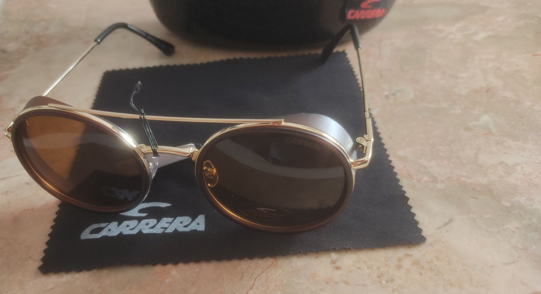 Óculos de sol com box e pano limpeza