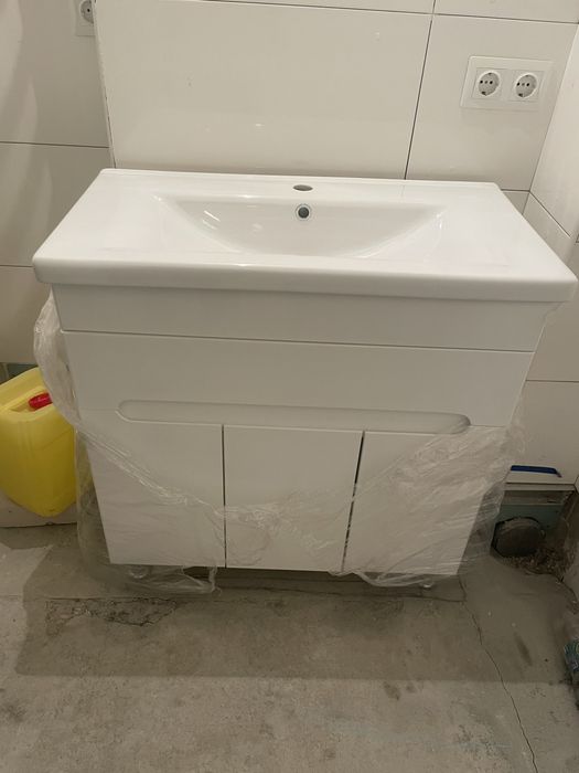 Ванна, тумбочка з раковиною, унітаз.