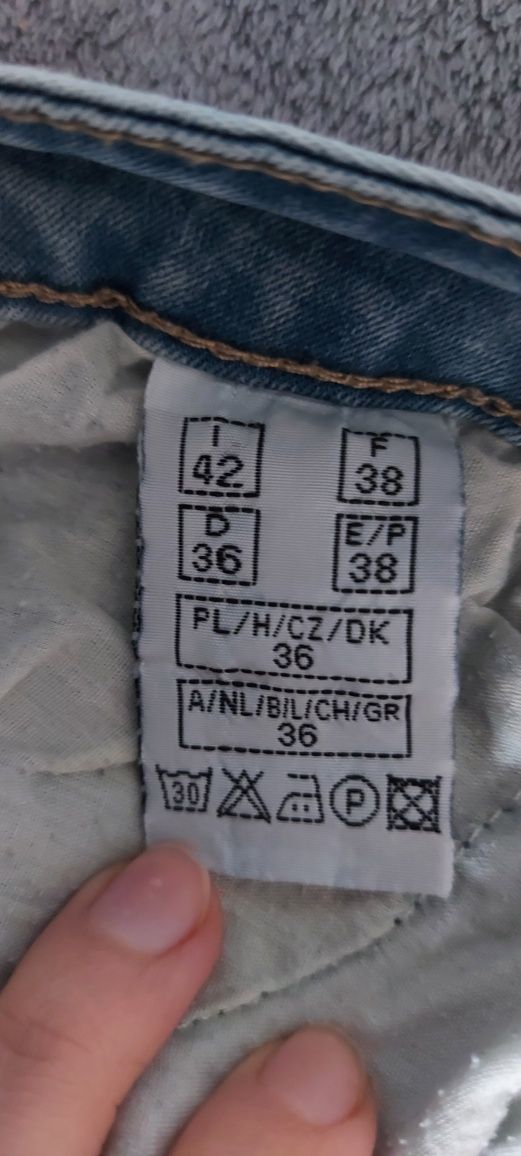 Włoskie jeansy 36 S z cekinami, koronką i przetarciami, biodrówki