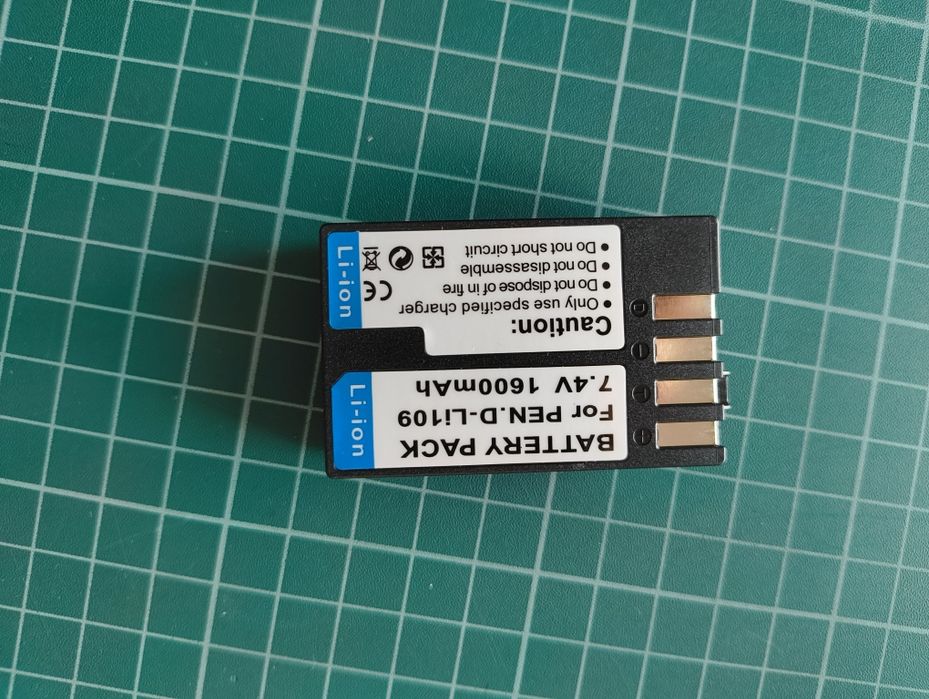 Carregador e 2 baterias Pentax novas