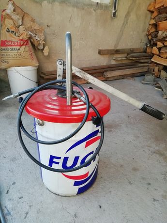 Bomba de lubrificação com lata cheia de massa