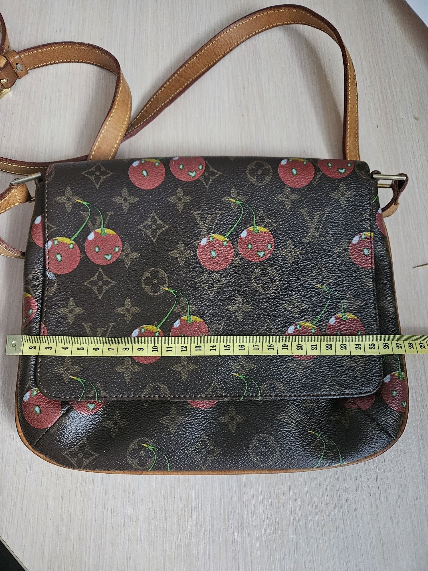 Сумка в вишеньку Louis Vuitton