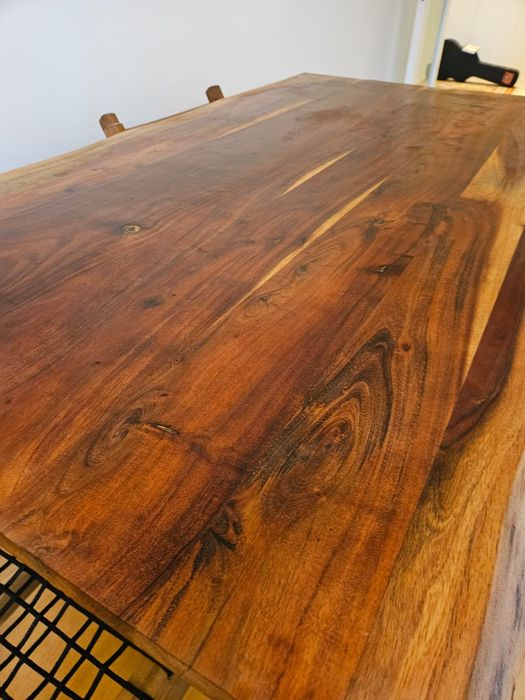 Mesa de jantar retangular em madeira de acácia Sami e pés ferro preto
