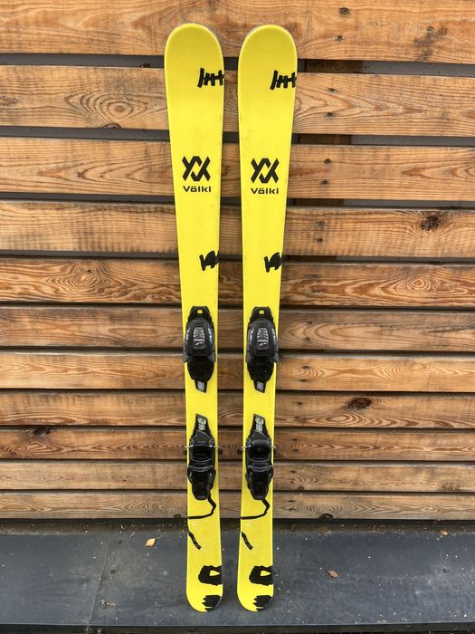 Narty Junior Freestyle Volkl Revolt Jr twin tip