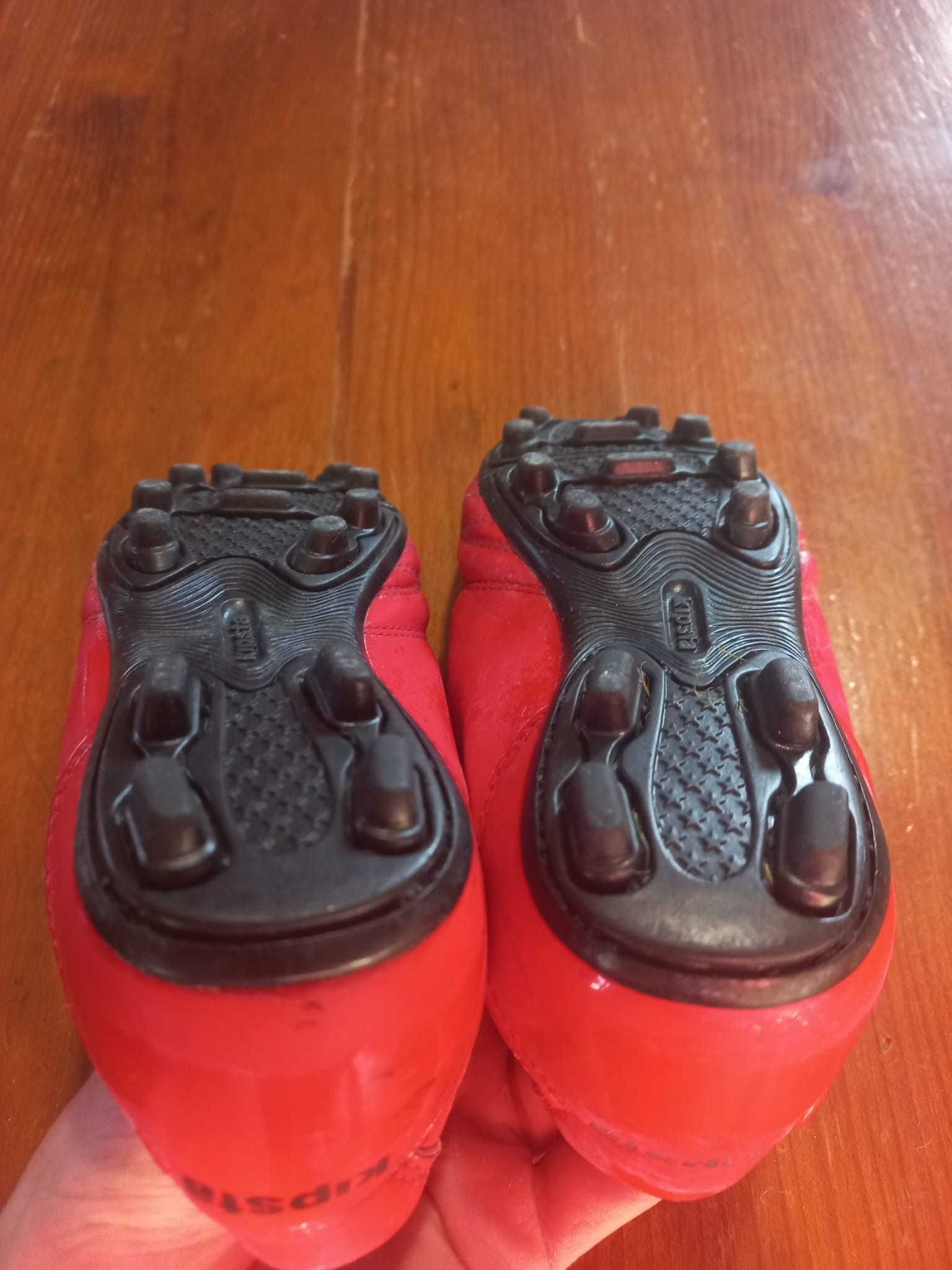 Chuteiras Futebol Kipsta 31 + Caneleiras Kipsta