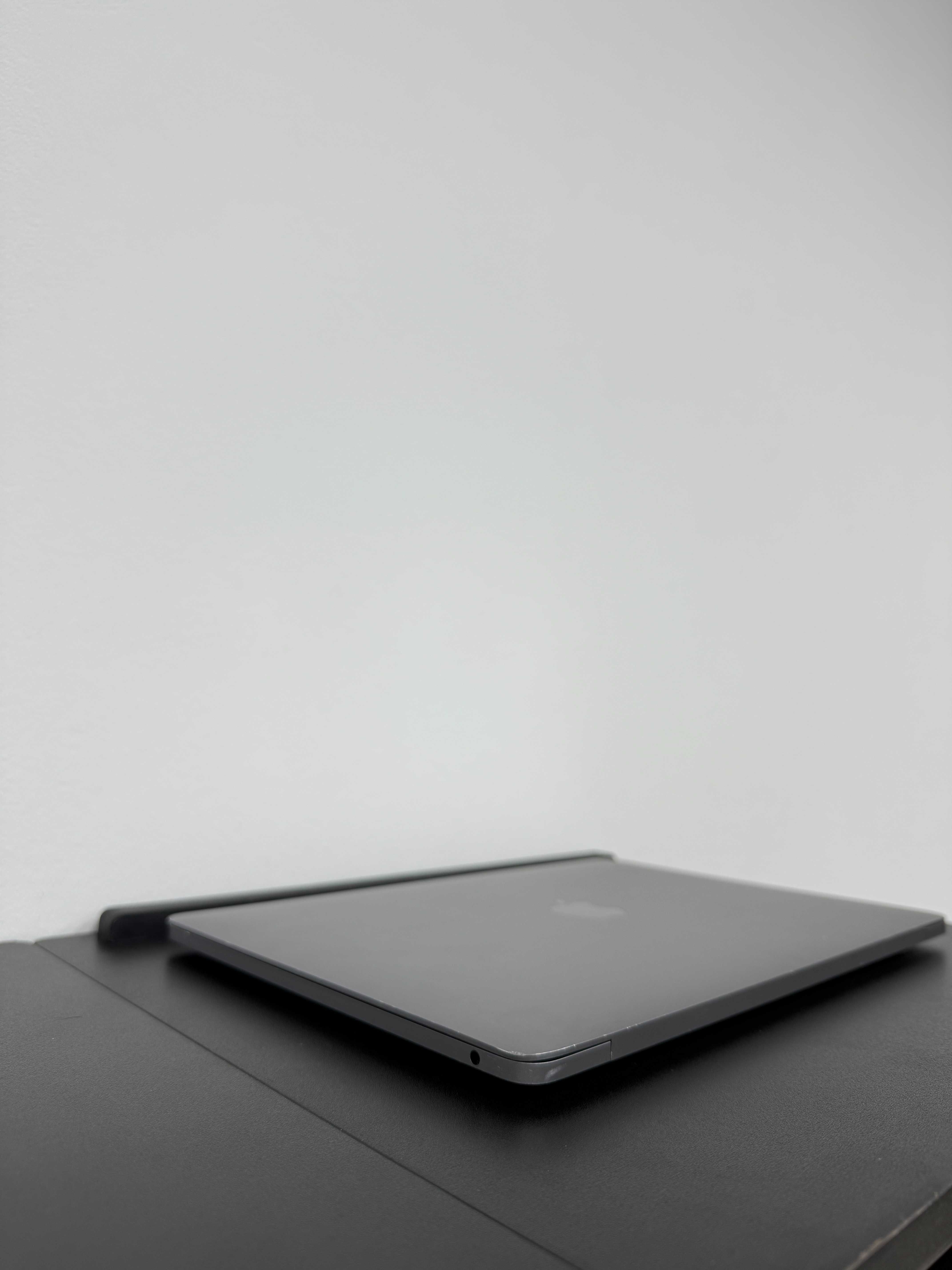 Macbook Pro 2022 (M2/8gb/512 ssd)