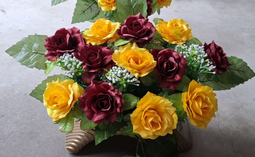 Piękny, nowoczesny zestaw nagrobny, stroik i wazon z róż na cmentarz