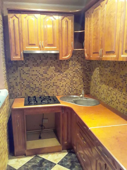 Кухня, кутовий диван, витяжка, газова плита, духова шафа