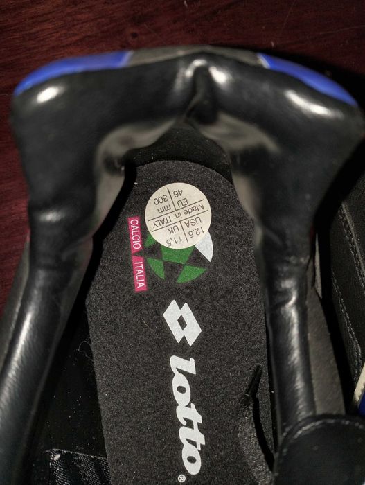 Взуття/спортивне/ футбольні бутси