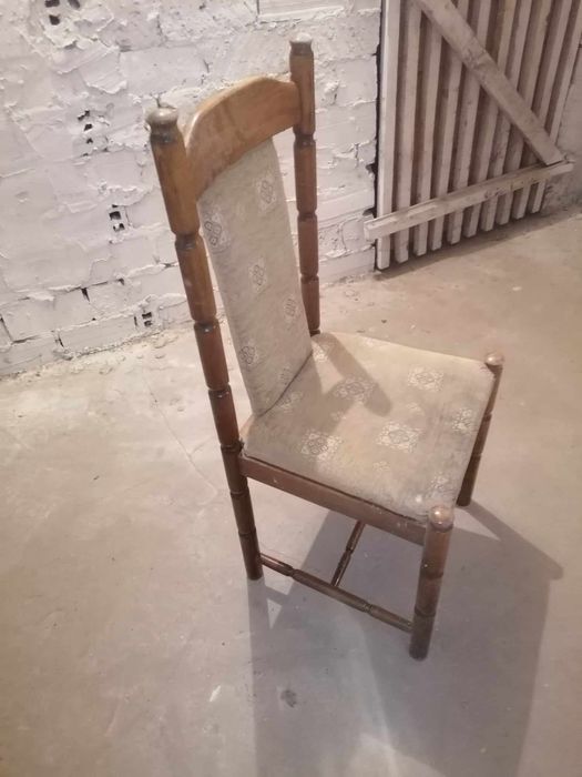 Stare klasyczne krzesła drewniane PRL