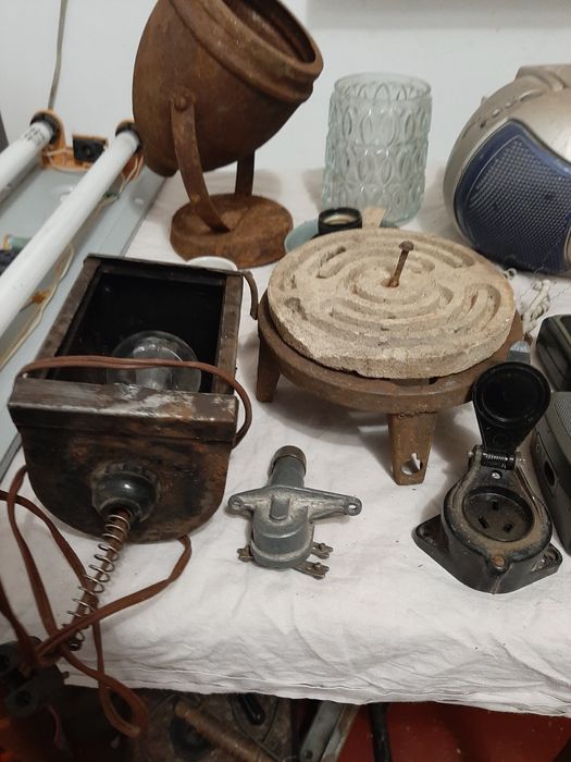 Електро плитка ,фонар, магнітофон, прийомник,