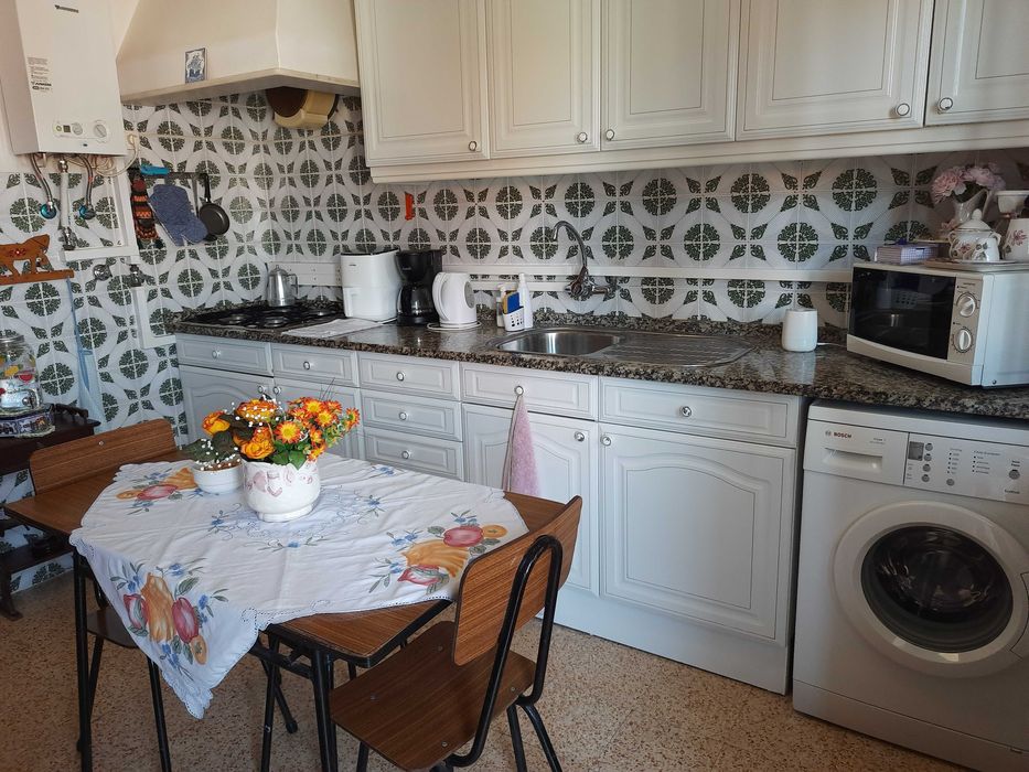 Setúbal - quarto espaçoso, atrás do Alegro, apenas para senhora