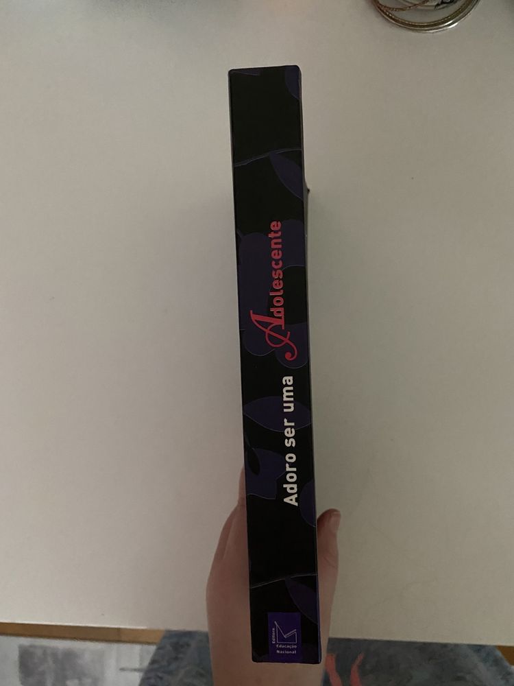 Livro “ adoro ser adolescente “