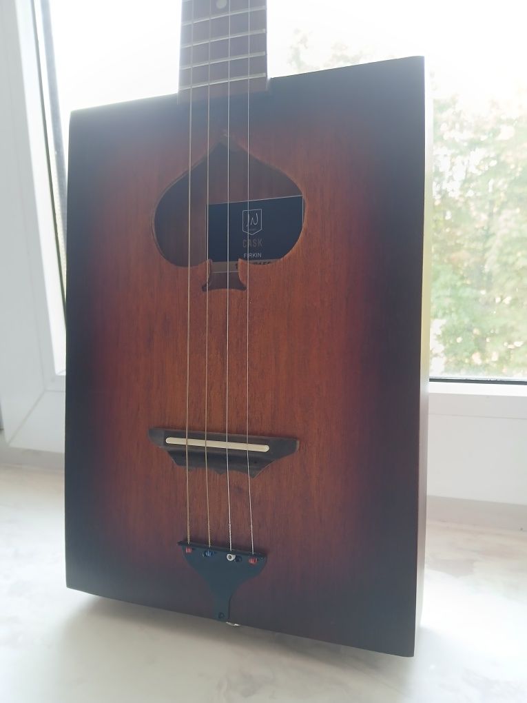 Cigarbox gitara James Neligan Cask-Firkin