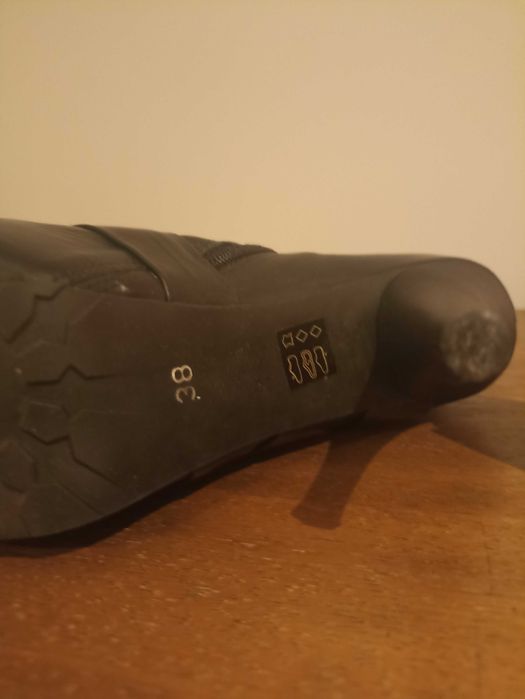 Damskie kozaki Gino Rossi rozmiar 38 na koturnie i szpilce Cena 80 zł