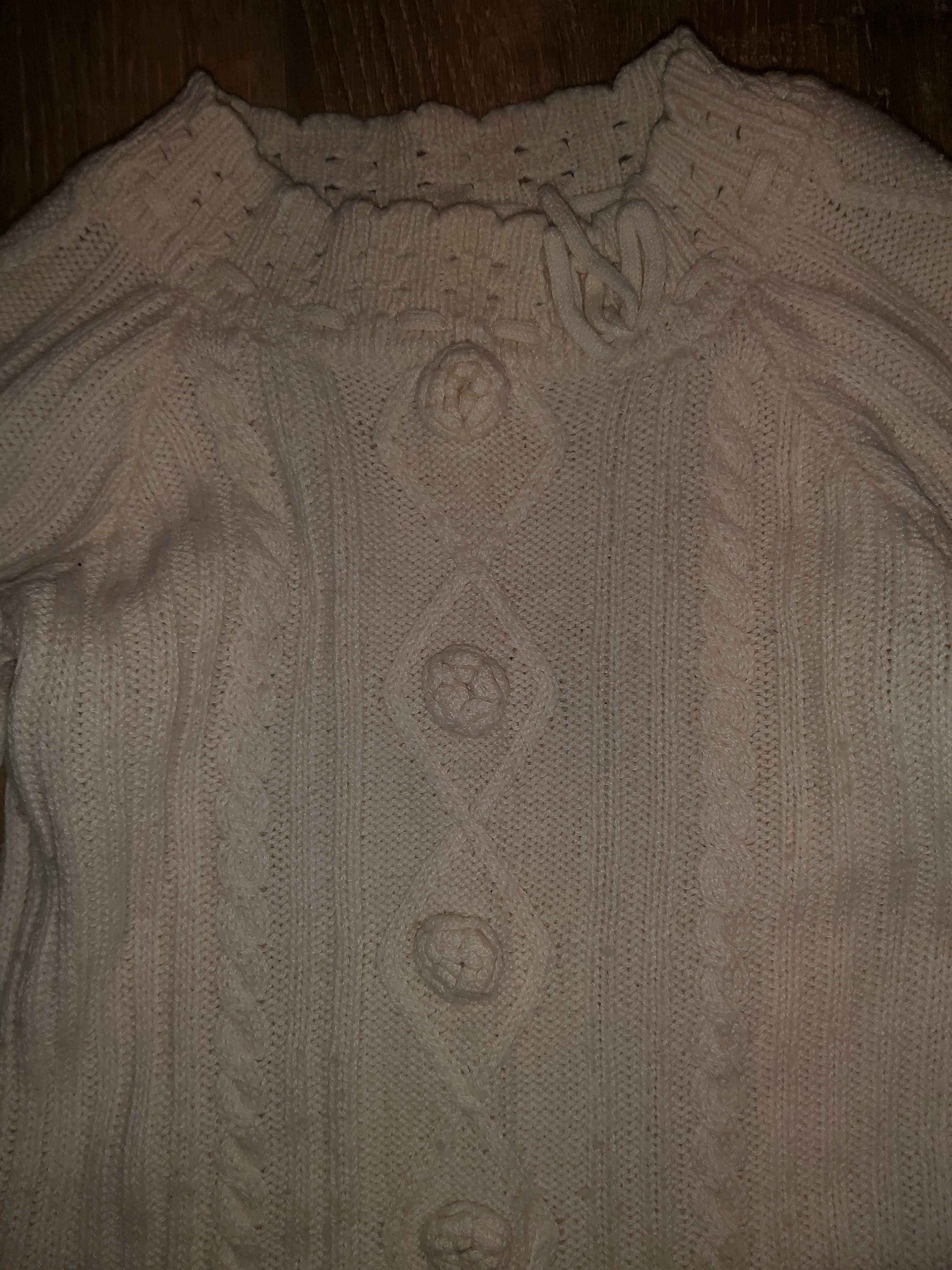 Kremowa tunika/sweterek GAP dla czterolatki