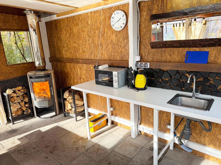 Тепла бесідка. Чан. Здається на Новий Рік.