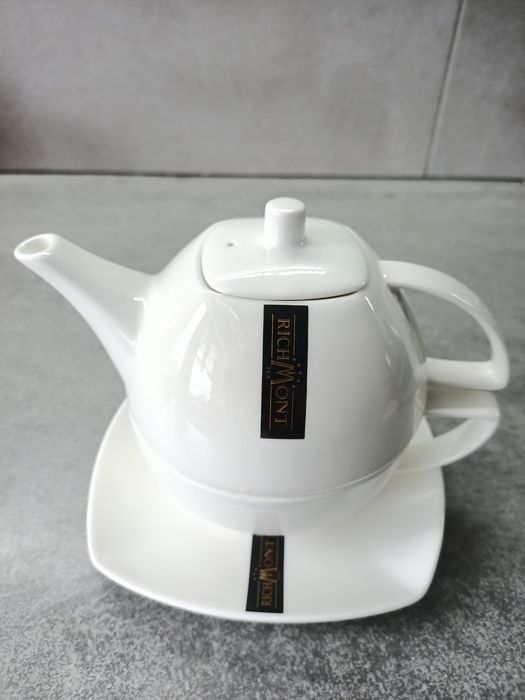 Czajniczek wraz z filiżanką i spodkiem