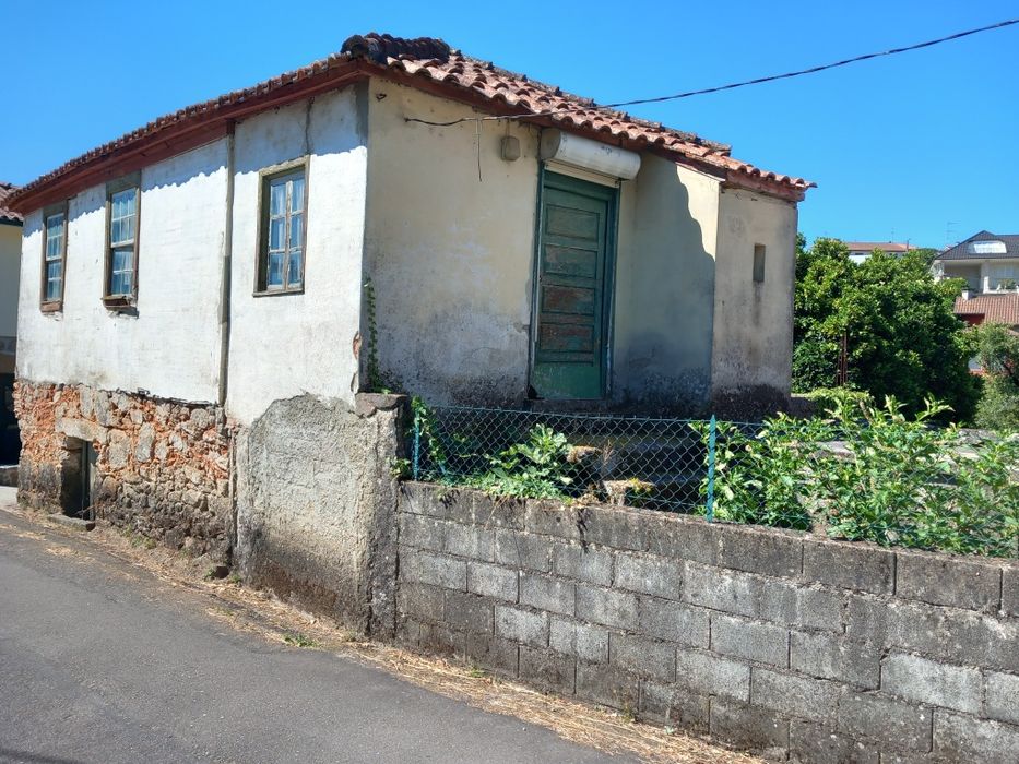 Moradia para restaurar com terreno