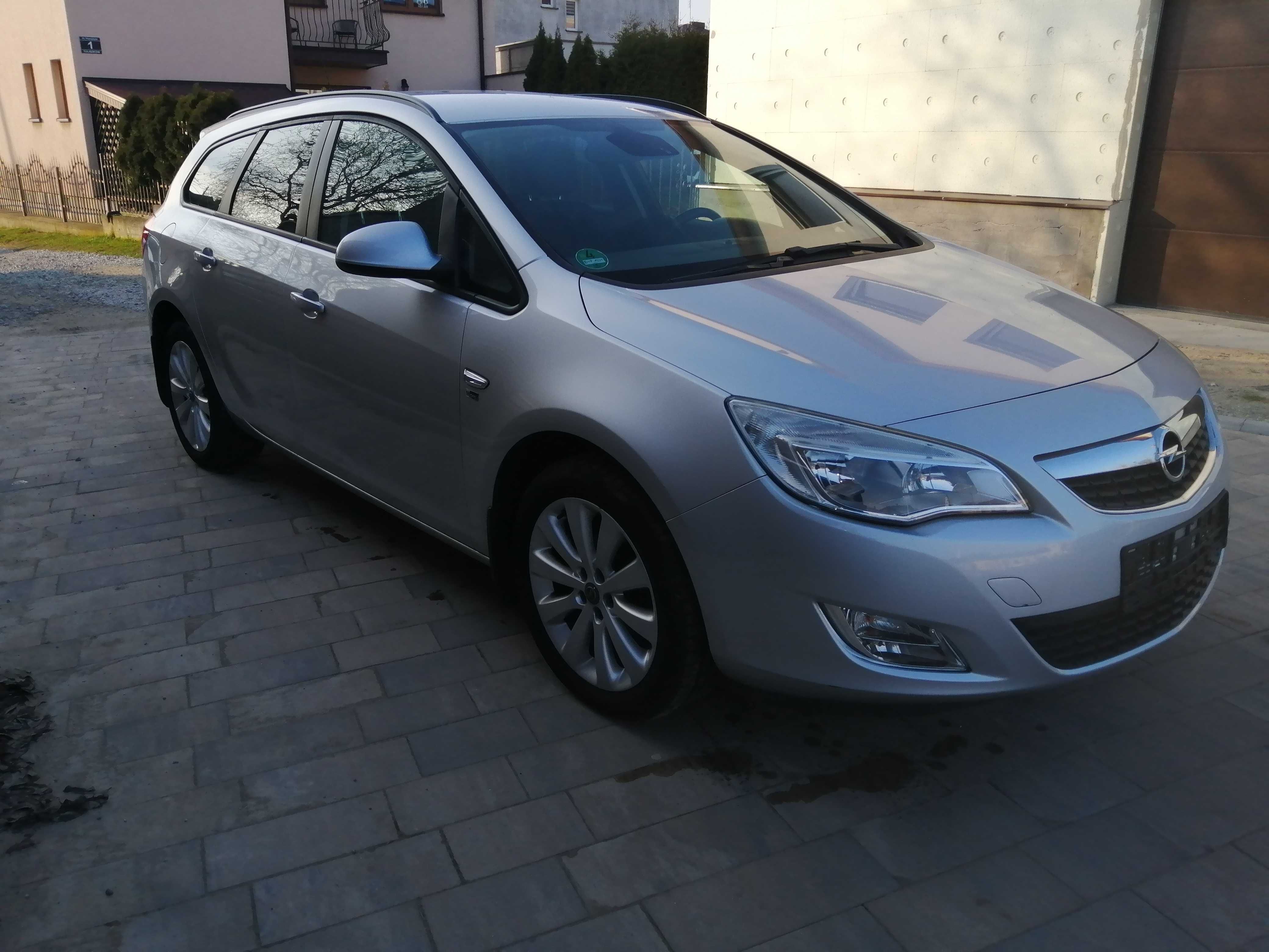 Opel Astra J 1,4T opłacony oryginalny lakier